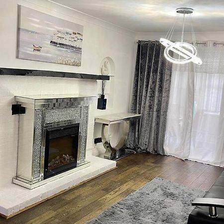 Spacious 4 Bedroom House Билерики Екстериор снимка