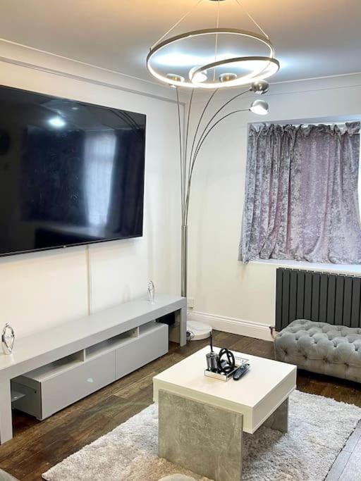 Spacious 4 Bedroom House Билерики Екстериор снимка