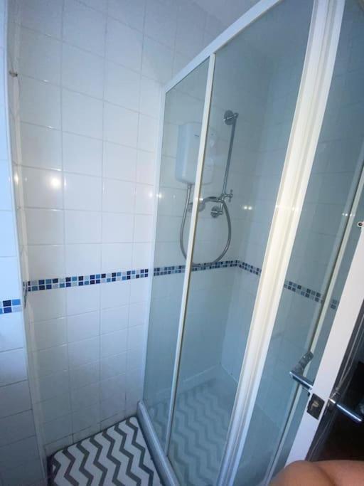 Spacious 4 Bedroom House Билерики Екстериор снимка