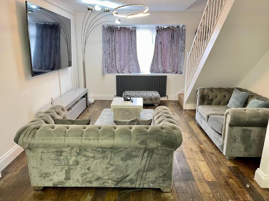 Spacious 4 Bedroom House Билерики Екстериор снимка